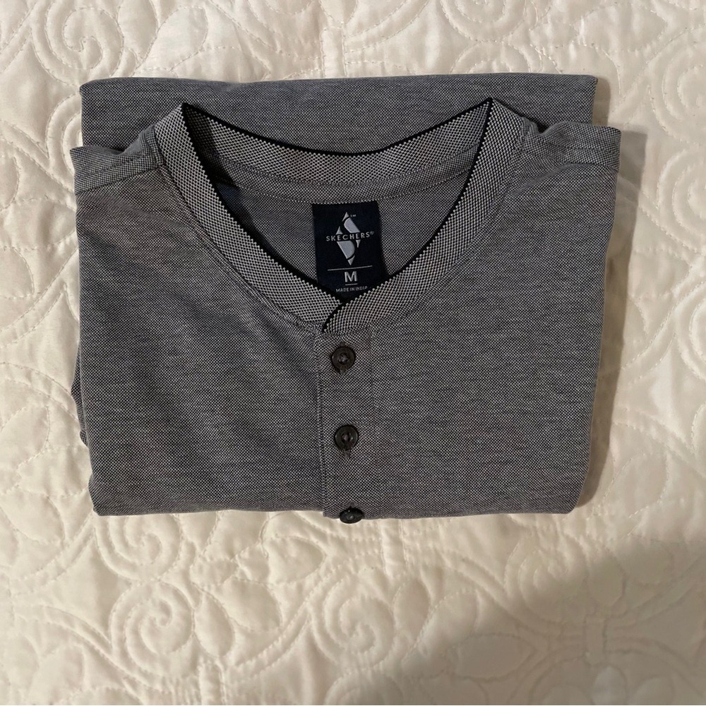 Men’s Skechers Black/grey Shortsleeved Henley Tee. NWOT